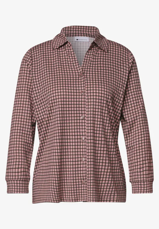 Locker geschnittene langärmelige Bluse mit Hemdkragen und Karo-Muster in Braun und Weiß.