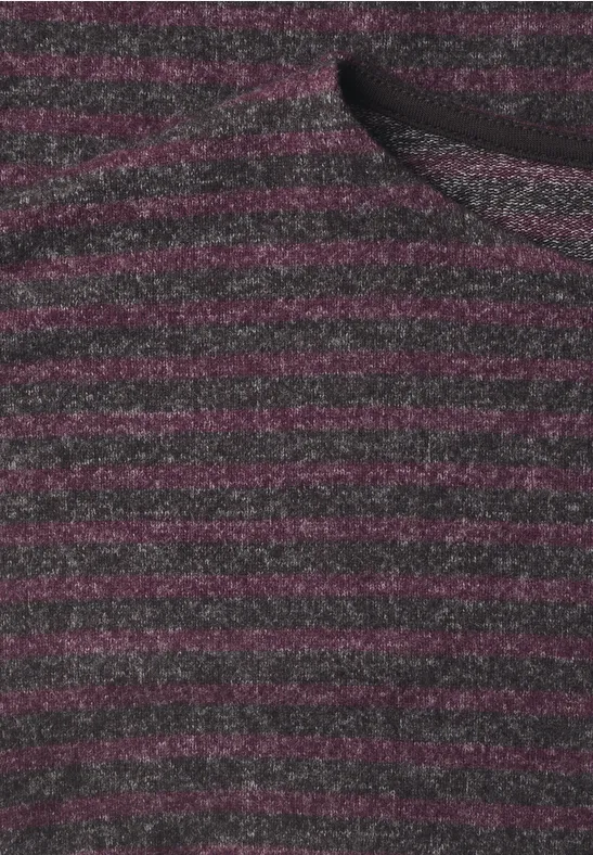Nahaufnahme eines Strickstoffs mit grauen und violetten horizontalen Streifen, weiche Textur und Rundhalsausschnitt.