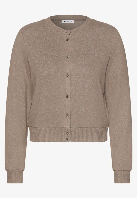Brauner Damen-Cardigan mit Knopfleiste, langen Ärmeln und Rundhalsausschnitt. Schlichte, klassische Optik.