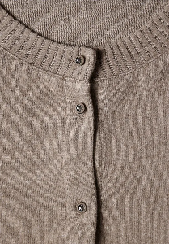 Brauner Strickcardigan mit Knöpfen und Rundhalsausschnitt, engmaschig gestrickt.
