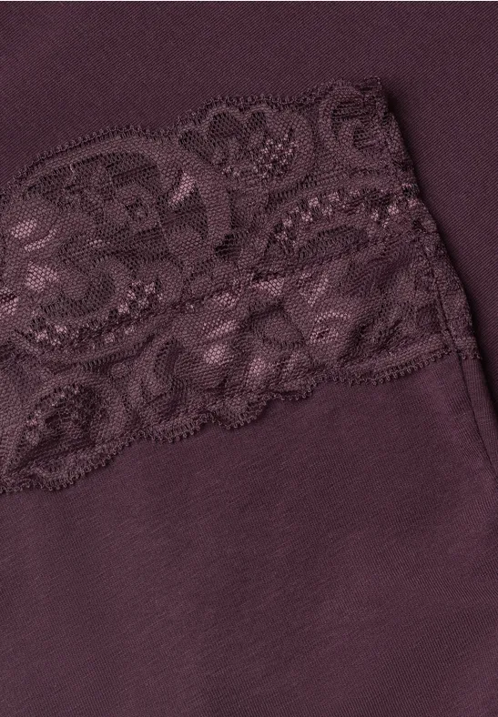 Nahaufnahme eines violetten Stoffes mit zarter Spitzenborte.