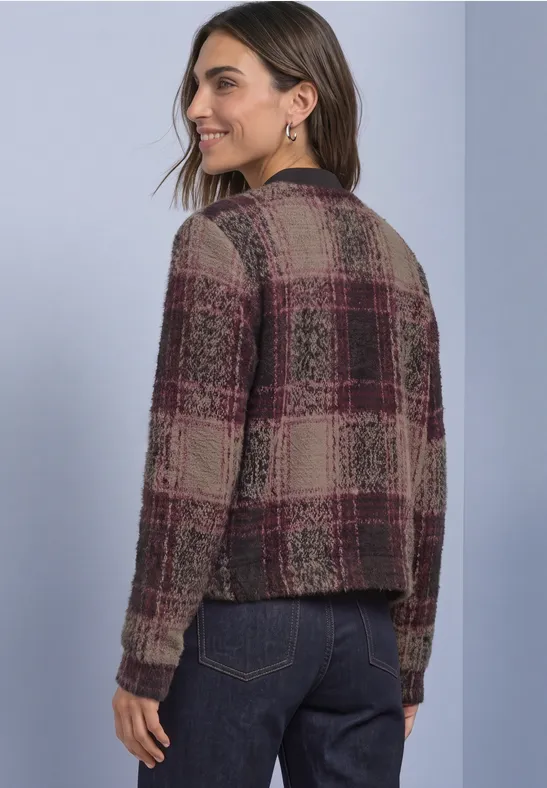 Vrouw gezien van achteren met een gebreid ruitpatroon vest in bordeaux en beige, casual stijl.