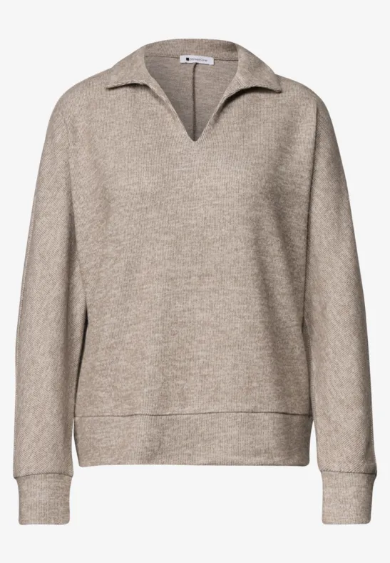 Beiger Pullover mit V-Kragen und langen Ärmeln, lockerer Passform.