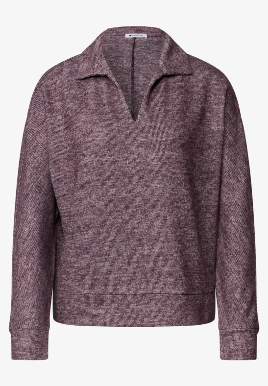 Ein lila Strickpullover mit V-Ausschnitt und Kragen