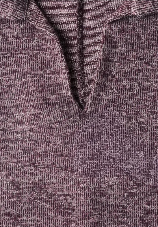 Nahaufnahme eines melierten Strickpullovers mit V-Ausschnitt in Purpur- und Grautönen.