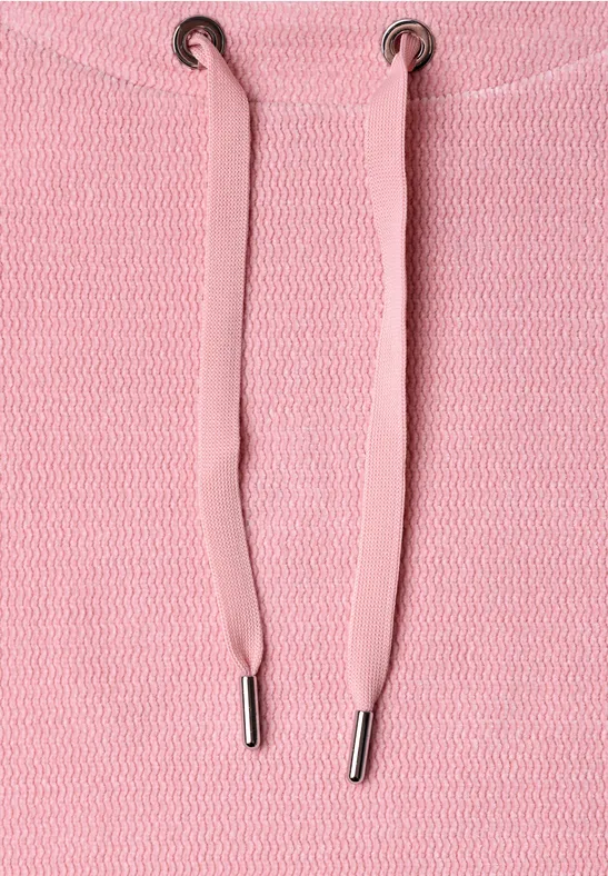 Nahaufnahme eines rosa Hoodies mit Kordelzug