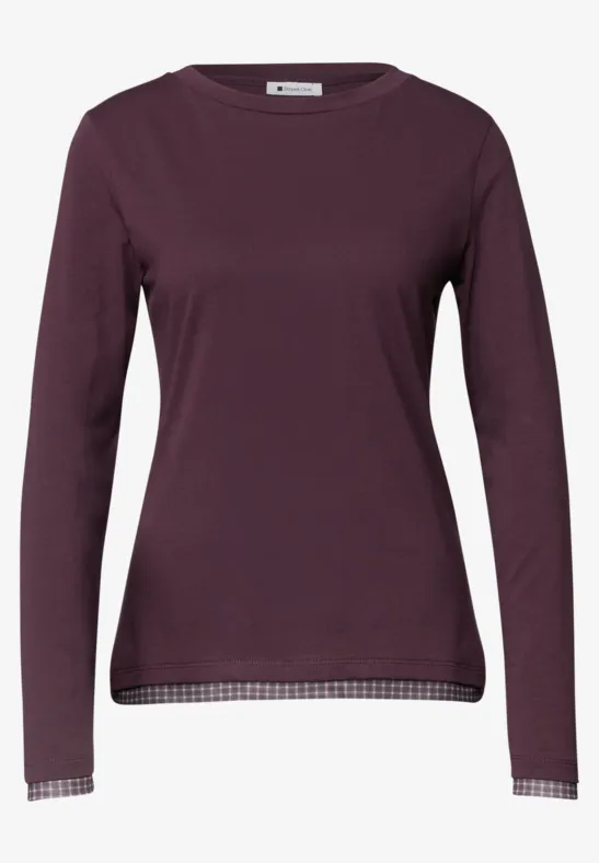 Damen-Langarmshirt in dunklem Lila mit Rundhalsausschnitt und Karomuster an Saum und Bündchen.