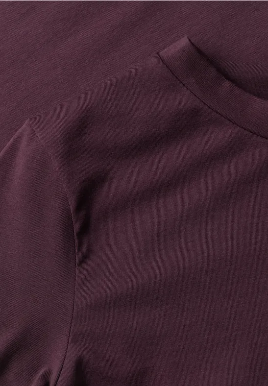 Nahaufnahme eines dunkelvioletten T-Shirts mit Rundhalsausschnitt aus weichem Stoff