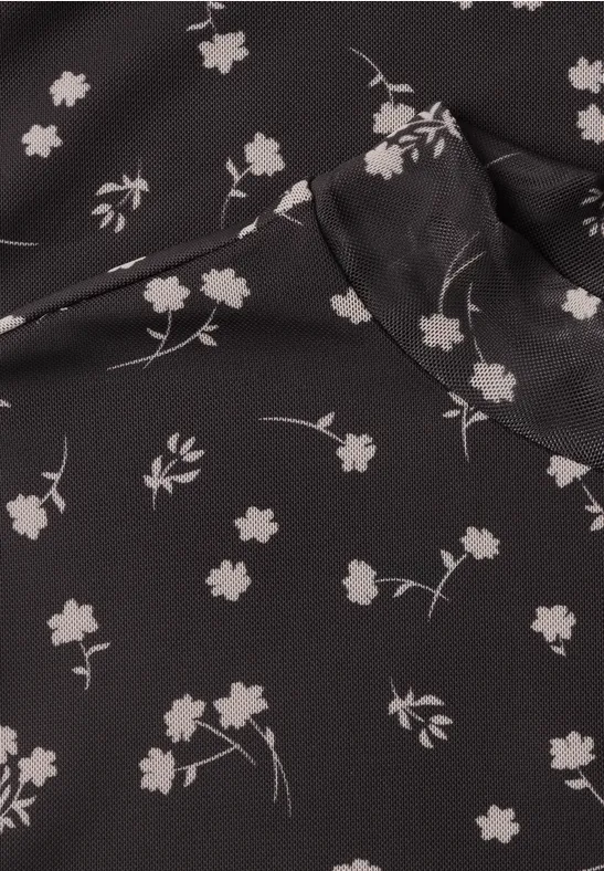 Schwarzer Stoff mit zartem weißen Blumenmuster