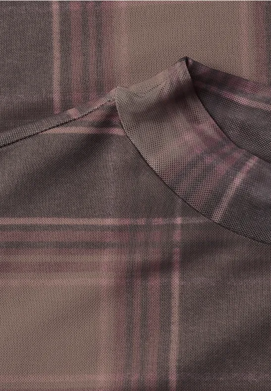 Nahaufnahme eines braun-roten karierten Shirts mit rundem Kragen.