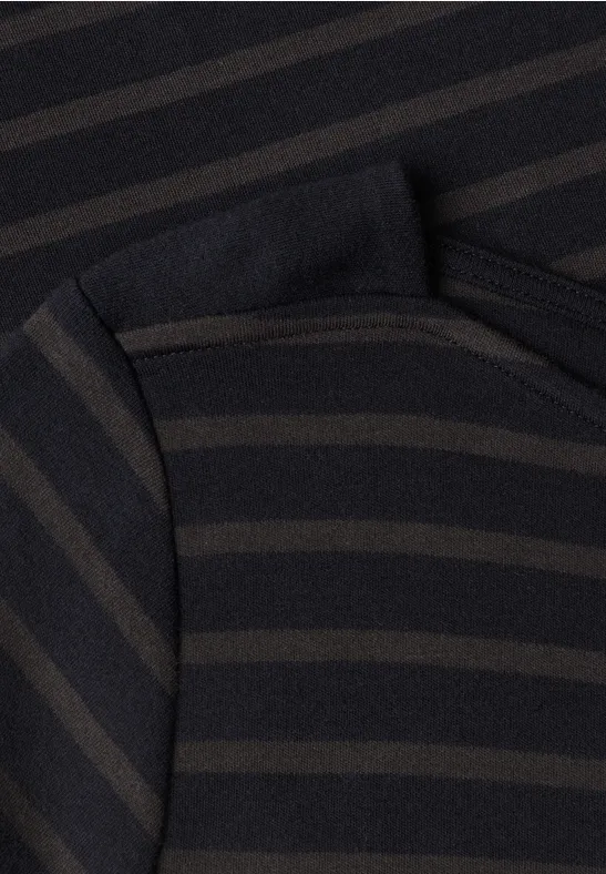 Nahaufnahme eines schwarz-grau gestreiften Stoffstücks, vermutlich der Halsausschnitt eines Pullovers.