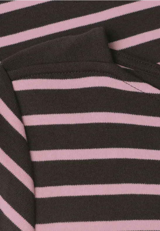Braunes Kleidungsstück mit rosa Querstreifen und Kapuzenansatz