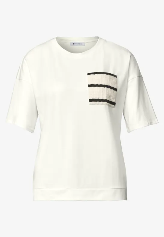 Weißes, kurzärmeliges Shirt mit aufgesetzter Brusttasche und dezenten schwarzen Streifen.