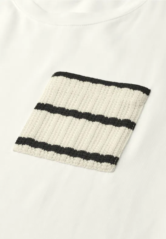 Weißes T-Shirt mit gestrickter aufgesetzter Tasche in Weiß und Schwarzstreifen.