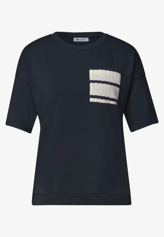 Zwart T-shirt met korte mouwen en contrasterende witte strepen op de borst