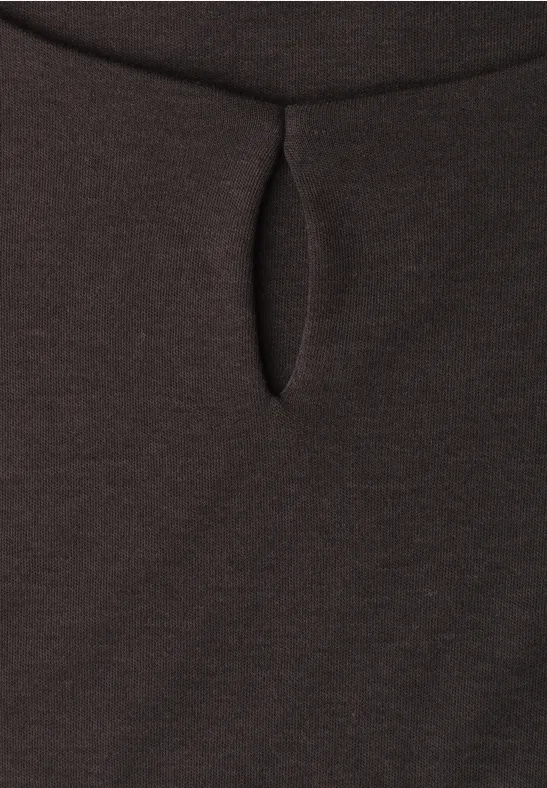Close-up van donker textiel met een smalle verticale opening.