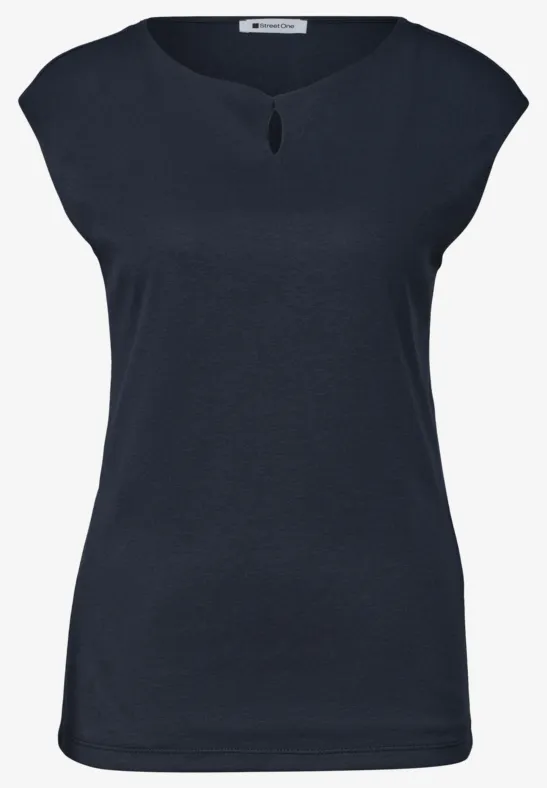 T-shirt sans manches noir, col rond et petit décolleté en V.