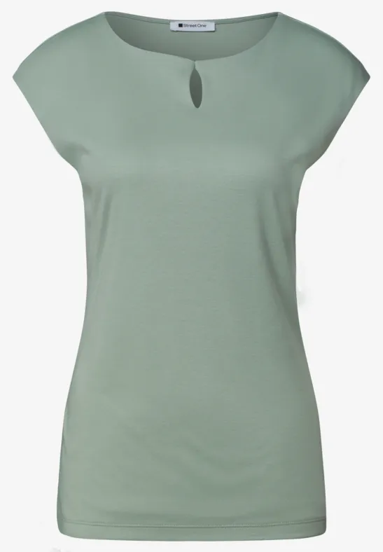 T-shirt femme vert clair à manches courtes et petite ouverture goutte à l'encolure ronde.