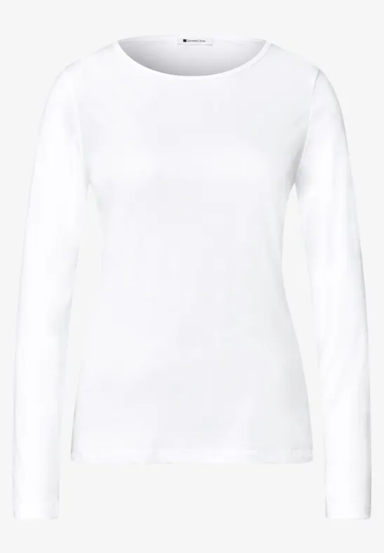 Een eenvoudig wit shirt met lange mouwen en ronde hals.