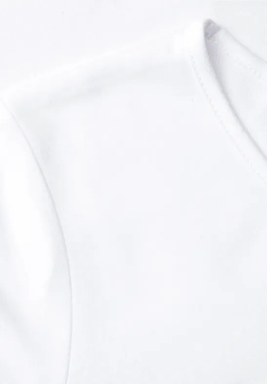 Eenvoudige witte katoenen T-shirt met ronde hals (schouderzicht).