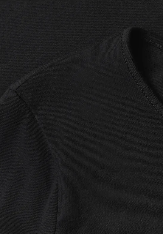 Schwarzes T-Shirt mit Rundhalsausschnitt und sichtbarer Schulternaht.