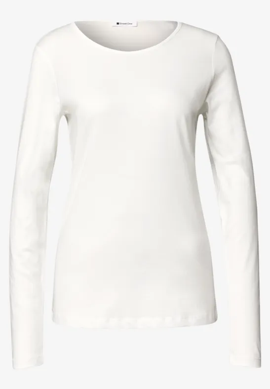 Einfaches, weißes, langärmeliges Damen-Shirt mit rundem Ausschnitt und figurbetontem Schnitt.
