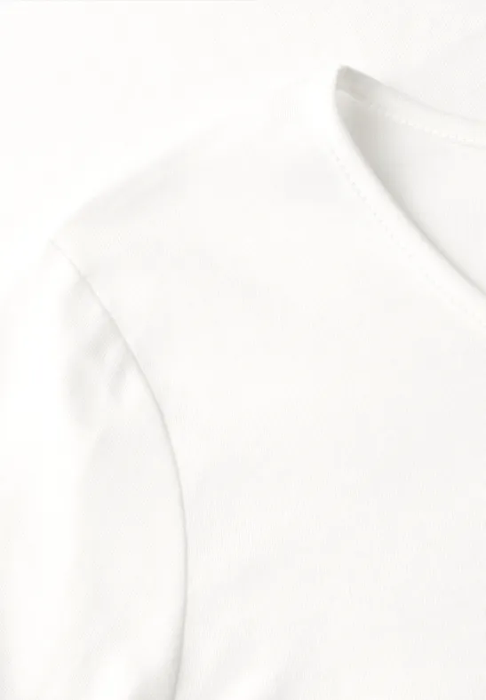 Nahaufnahme eines schlichten weißen V-Ausschnitt-T-Shirts.