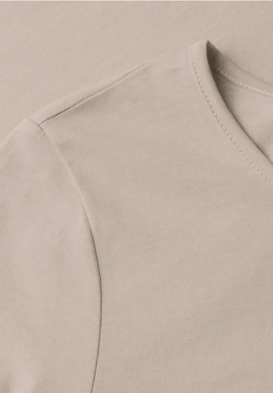Beige T-Shirt mit Rundhalsausschnitt, kurzärmelig und minimalistischer Optik.