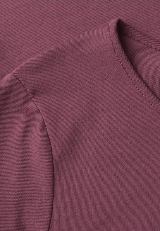 Nahaufnahme eines bordeauxroten T-Shirts mit Rundhalsausschnitt und Schulternaht.