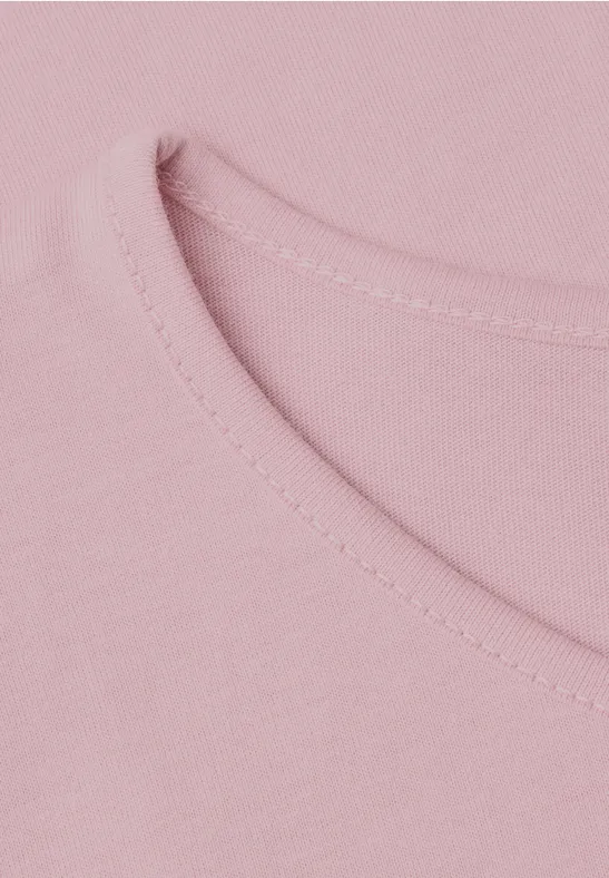 Nahaufnahme eines rosa T-Shirt-Ausschnitts aus Baumwollstoff