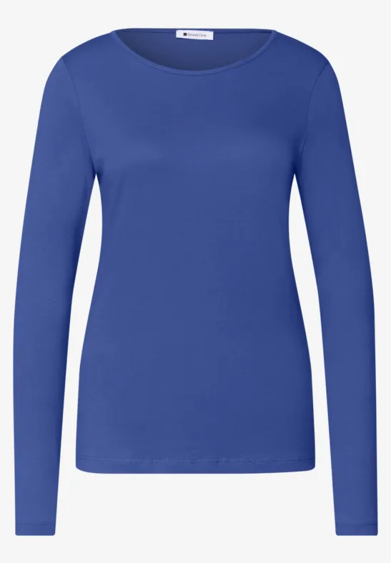Schlichtes blaues Langarmshirt mit Rundhalsausschnitt.