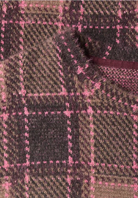 Nahaufnahme eines karierten Stoffes in Braun und Pink mit sichtbarer Textur und Falten.