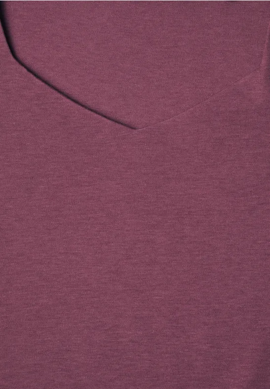 Gros plan sur un tissu bordeaux avec encolure arrondie