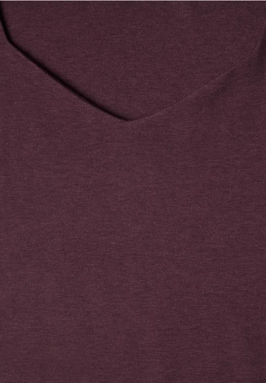 Un t-shirt bordeaux à col en V en tissu doux.