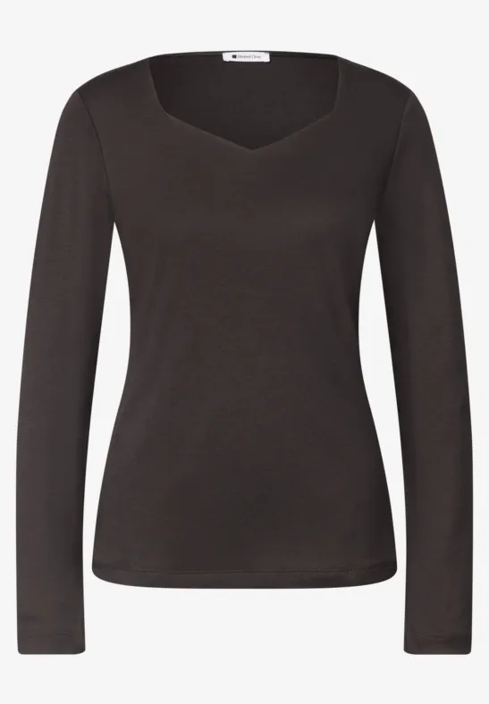 T-shirt noir moulant à manches longues avec un col en cœur discret.