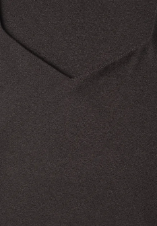 Gros plan sur un T-shirt noir à col en V en tissu doux.