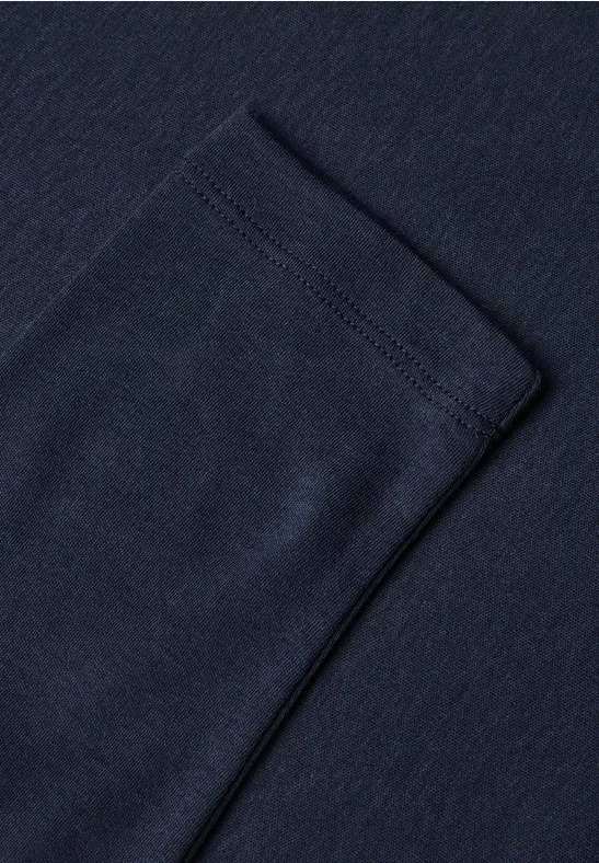 Donkerblauw shirt met lange mouwen en zichtbaar stikseldetail