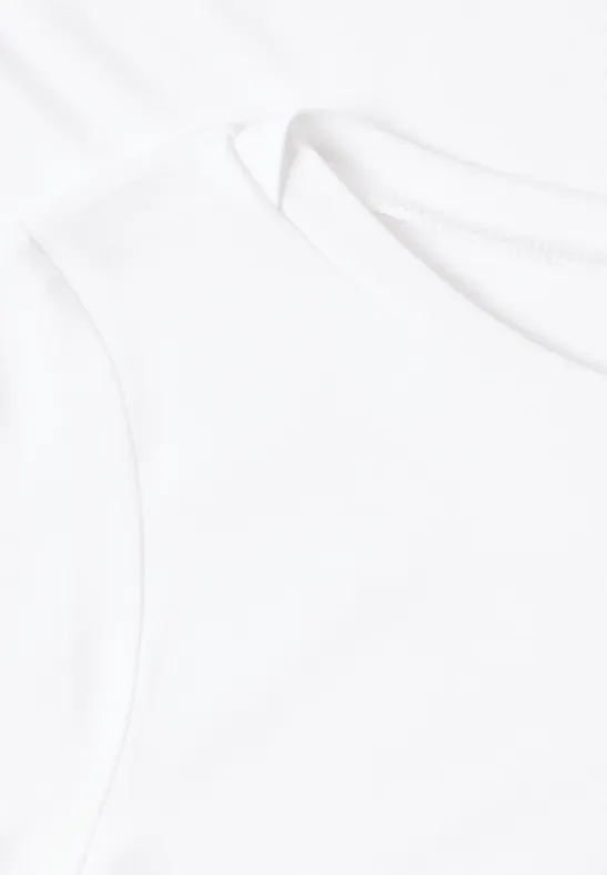 Close-up van een witte katoenen T-shirt met ronde hals en subtiele naden.