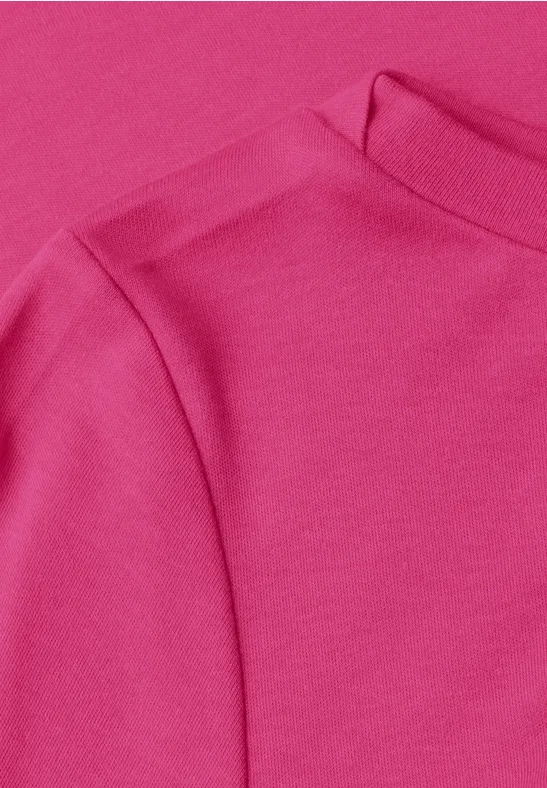 Nahaufnahme eines pinkfarbenen Kleidungsstücks mit feiner Strickstruktur.
