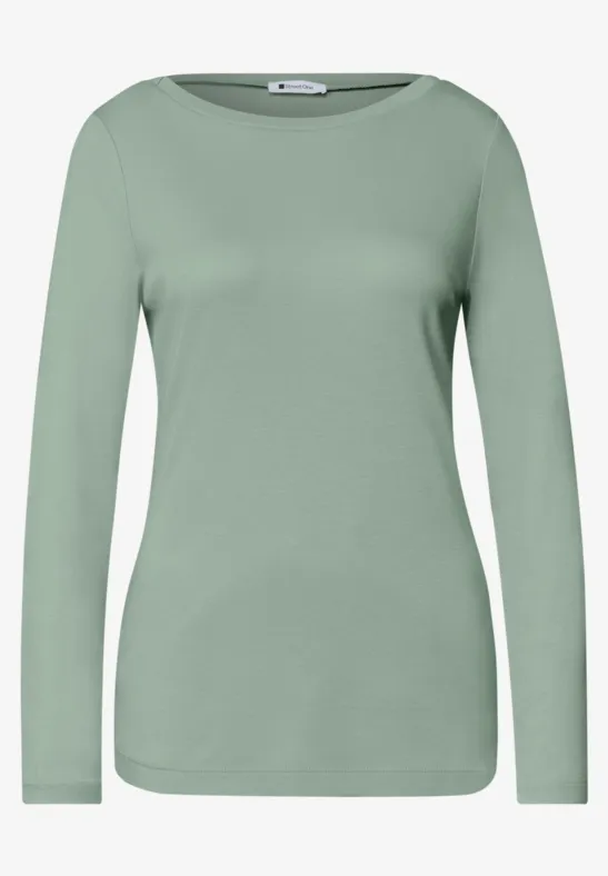 Ein schlichtes, hellgrünes Damen-Langarmshirt mit weitem Rundhalsausschnitt.