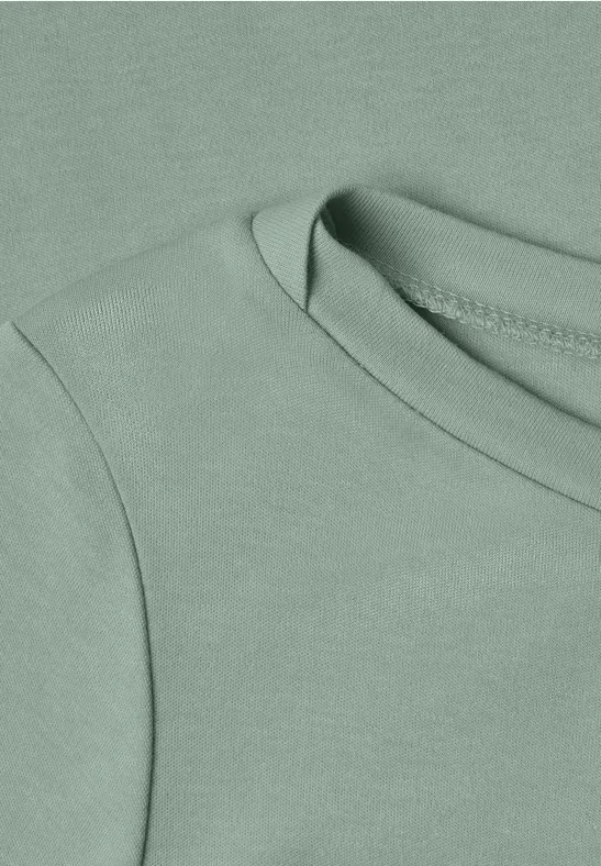 Nahaufnahme eines hellgrünen T-Shirts mit rundem Halsausschnitt.