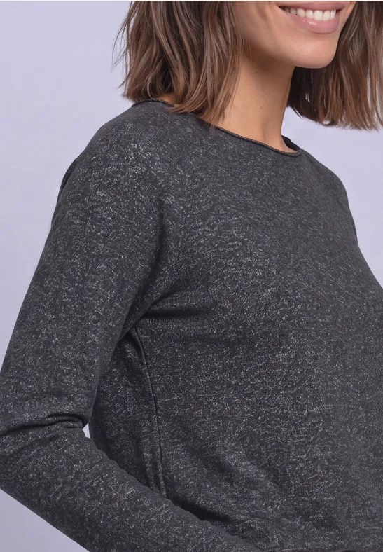Close-up einer Person in dunkelgrauem, leicht strukturiertem Langarmshirt.