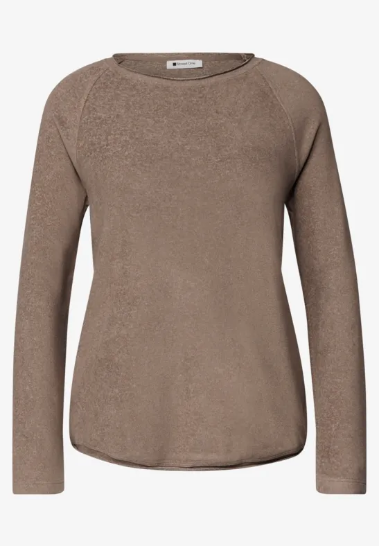 Brauner Pullover mit Rundhalsausschnitt und langen Ärmeln aus weichem Strickmaterial.