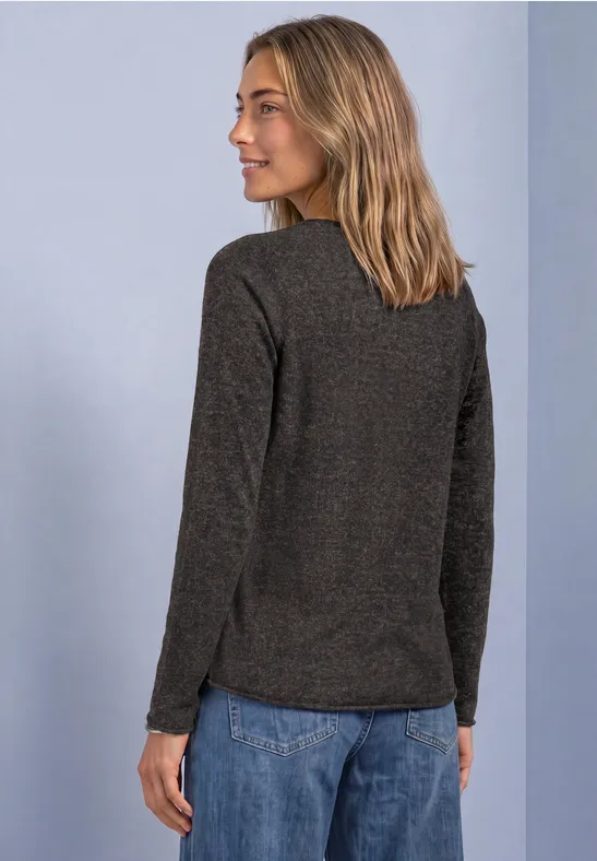 Vrouw van achteren met halflang blond haar, grijs shirt en blauwe spijkerbroek voor lichte achtergrond.