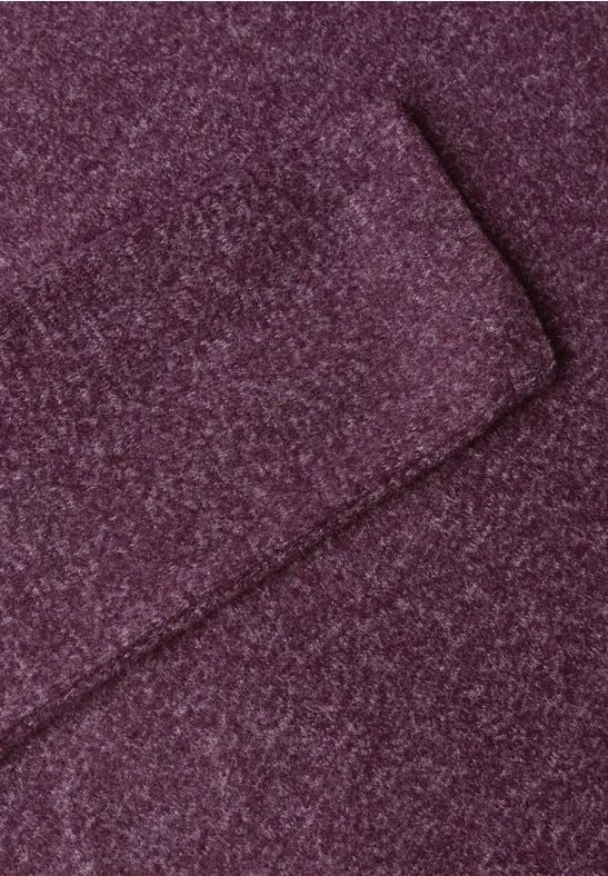 Twee overlappende lagen zacht bordeauxkleurig textiel met fijne structuur