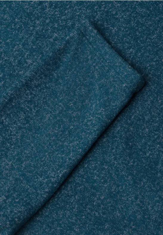 Close-up van een gevouwen, donkerblauw gestructureerd stof met lichte vezels.