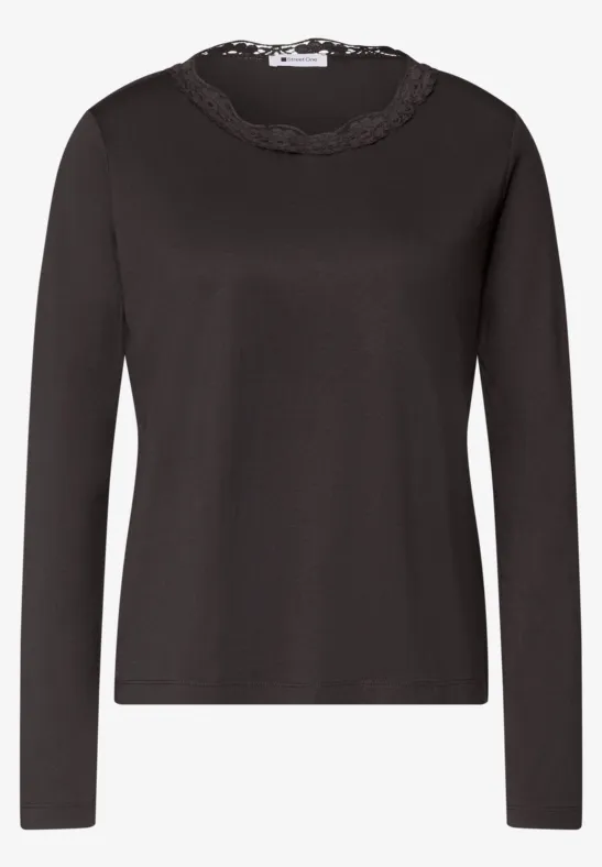 Schwarzes Langarmshirt mit feiner Spitzenverzierung am Rundhalsausschnitt.