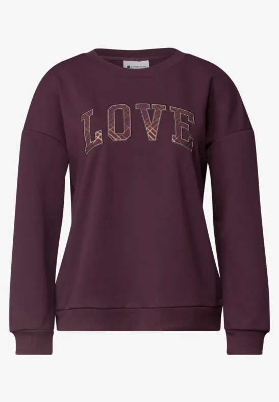 Dunkelroter Damenpullover mit goldfarbenem LOVE-Schriftzug auf der Vorderseite.