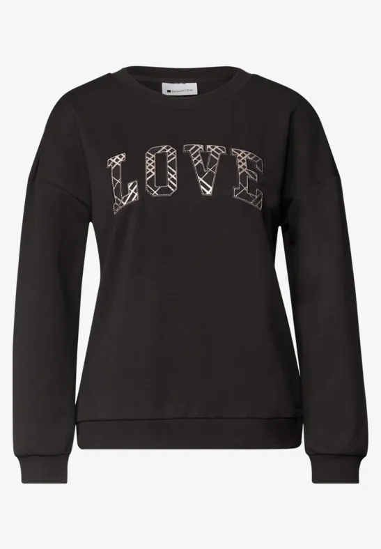 Schwarzer Pullover mit aufgedrucktem 'LOVE'-Schriftzug in gemusterten Buchstaben.