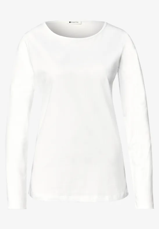 Ein schlichtes weißes Langarmshirt mit rundem Ausschnitt.